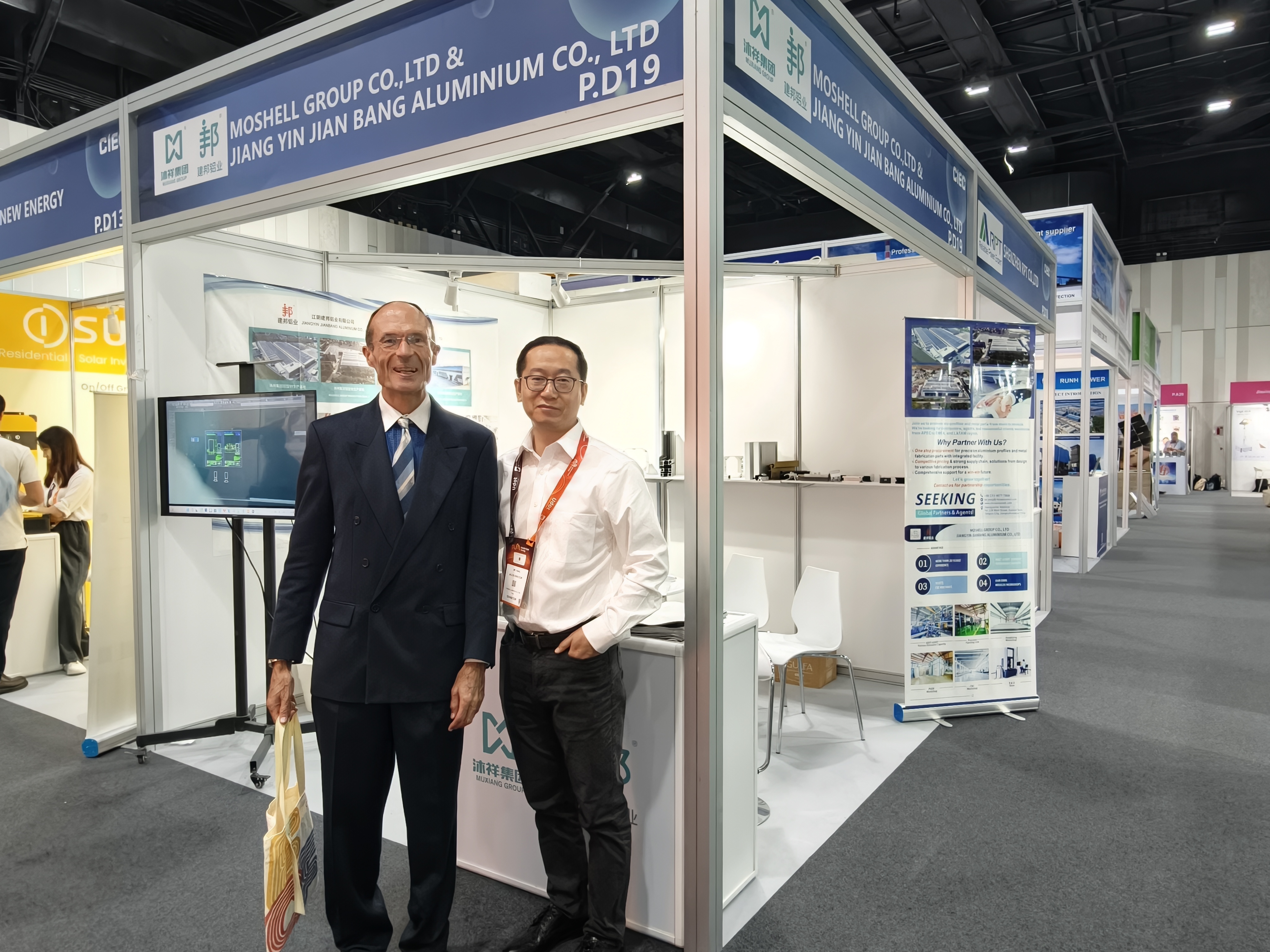 Muxiang Group toont nieuwe energiebesparende aluminiumprofielen op de Dubai Energy Exhibition